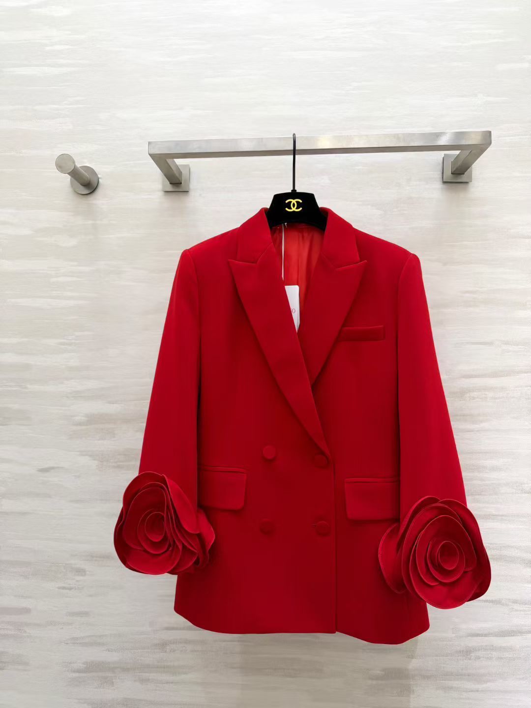 #Valentin♡新款 纯手工立体花朵 羊毛西装外套 重工手工立体玫瑰花袖 设计又甜又酷 重工艺定制黑低调奢华 立体花 #Valentin♡新款 纯手工立体花朵 羊毛西装外套 重工手工立体玫瑰花袖 设计又甜又酷 重工艺定制黑低调奢华 立体花