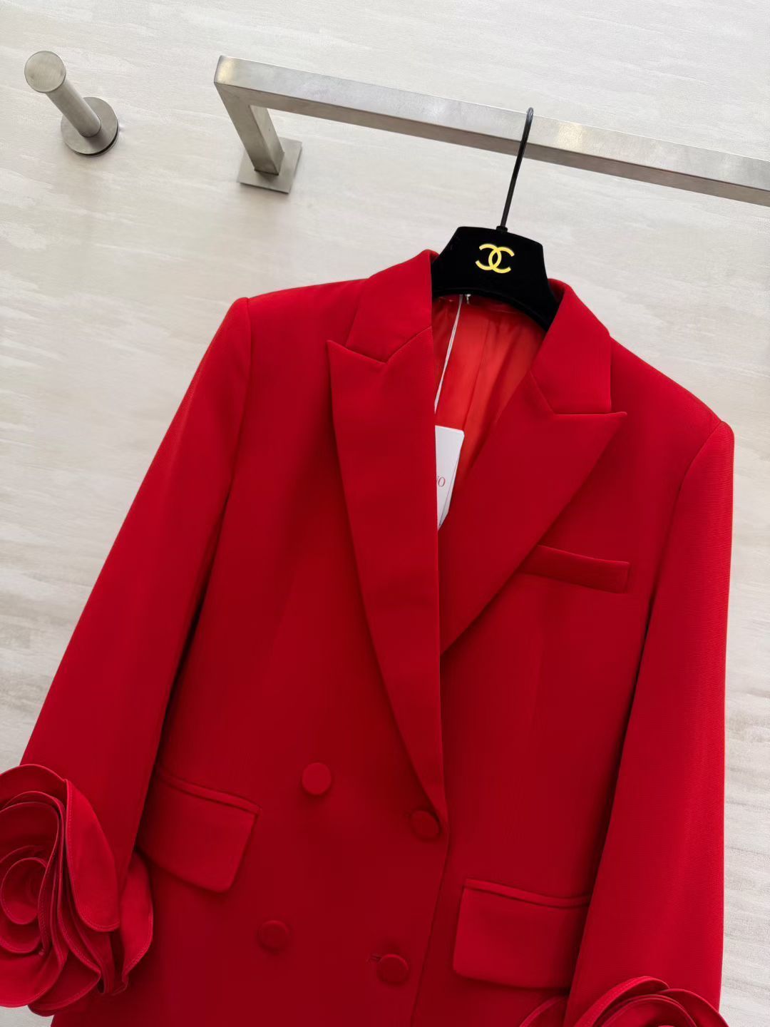 #Valentin♡新款 纯手工立体花朵 羊毛西装外套 重工手工立体玫瑰花袖 设计又甜又酷 重工艺定制黑低调奢华 立体花 #Valentin♡新款 纯手工立体花朵 羊毛西装外套 重工手工立体玫瑰花袖 设计又甜又酷 重工艺定制黑低调奢华 立体花