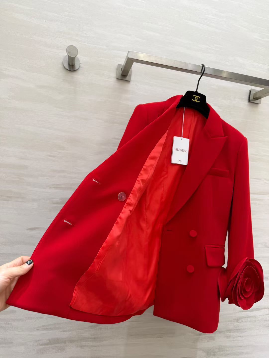 #Valentin♡新款 纯手工立体花朵 羊毛西装外套 重工手工立体玫瑰花袖 设计又甜又酷 重工艺定制黑低调奢华 立体花 #Valentin♡新款 纯手工立体花朵 羊毛西装外套 重工手工立体玫瑰花袖 设计又甜又酷 重工艺定制黑低调奢华 立体花