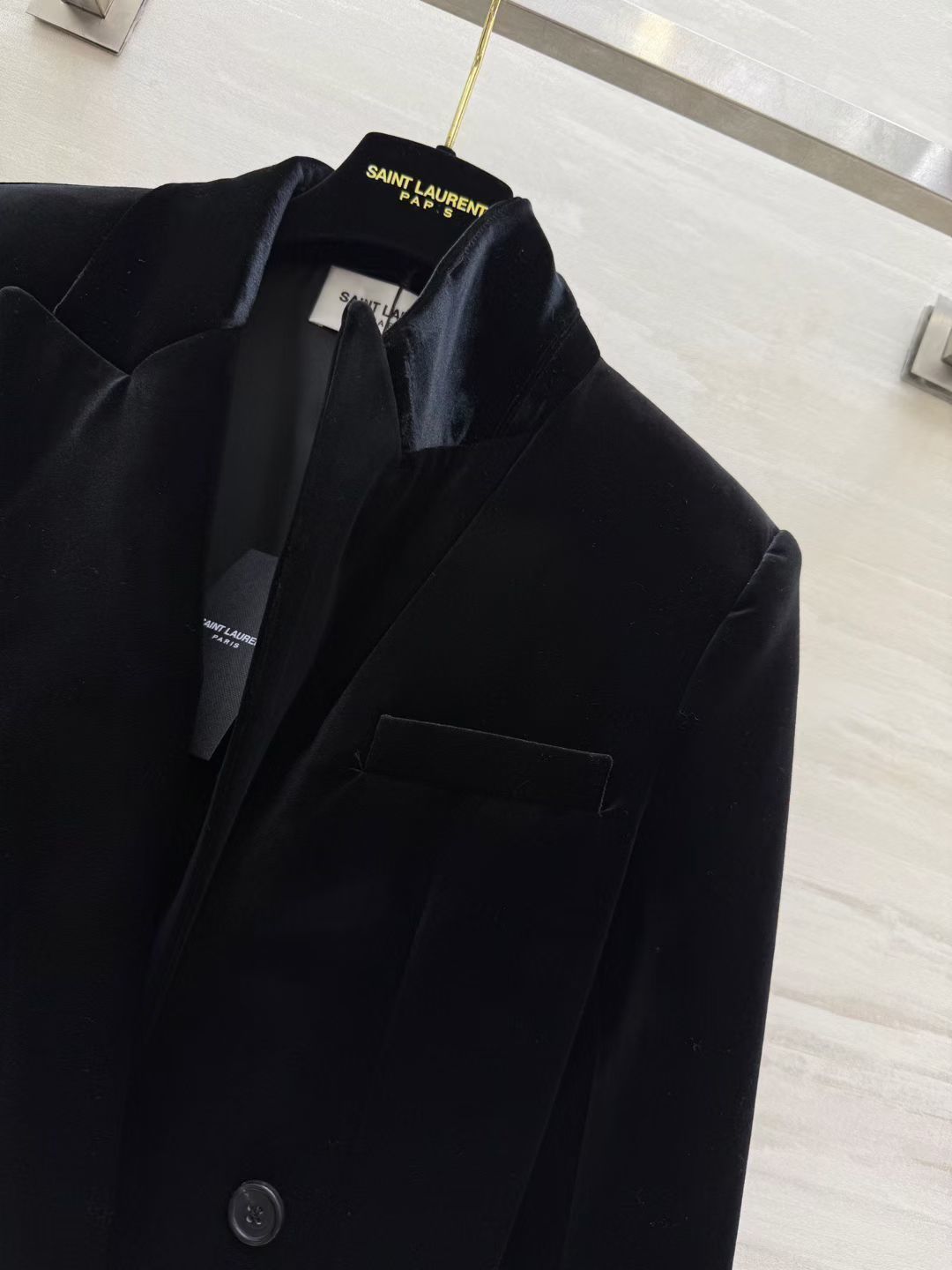 #Saint Lauren♡新款 丝绒西装外套 双排扣+宽大翻领设计 复古摩登感满满!高品质丝绒面料 手感柔软细腻 穿上 #Saint Lauren♡新款 丝绒西装外套 双排扣+宽大翻领设计 复古摩登感满满!高品质丝绒面料 手感柔软细腻 穿上