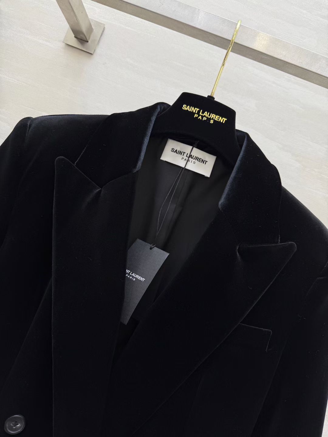 #Saint Lauren♡新款 丝绒西装外套 双排扣+宽大翻领设计 复古摩登感满满!高品质丝绒面料 手感柔软细腻 穿上 #Saint Lauren♡新款 丝绒西装外套 双排扣+宽大翻领设计 复古摩登感满满!高品质丝绒面料 手感柔软细腻 穿上