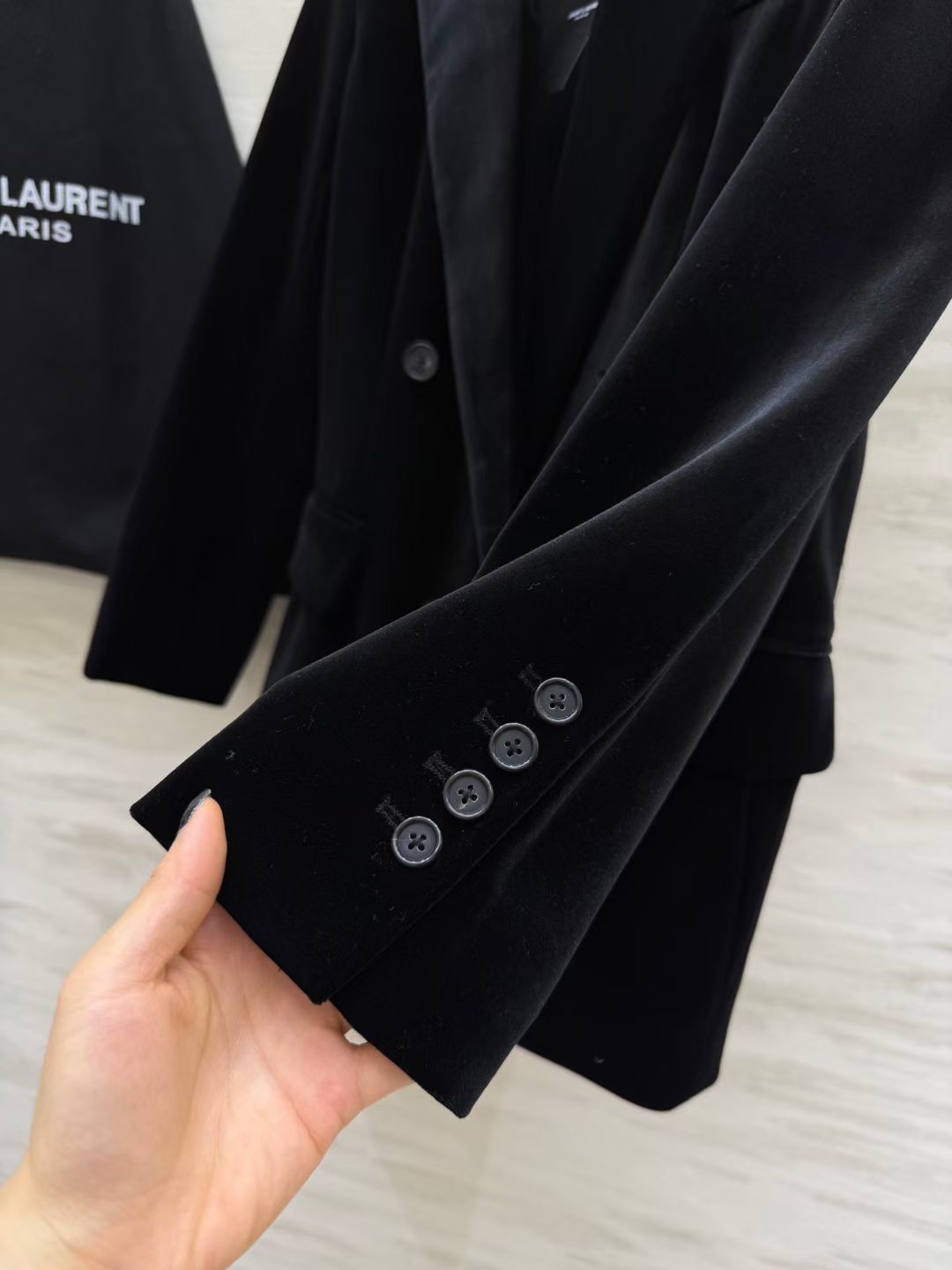 #Saint Lauren♡新款 丝绒西装外套 双排扣+宽大翻领设计 复古摩登感满满!高品质丝绒面料 手感柔软细腻 穿上 #Saint Lauren♡新款 丝绒西装外套 双排扣+宽大翻领设计 复古摩登感满满!高品质丝绒面料 手感柔软细腻 穿上