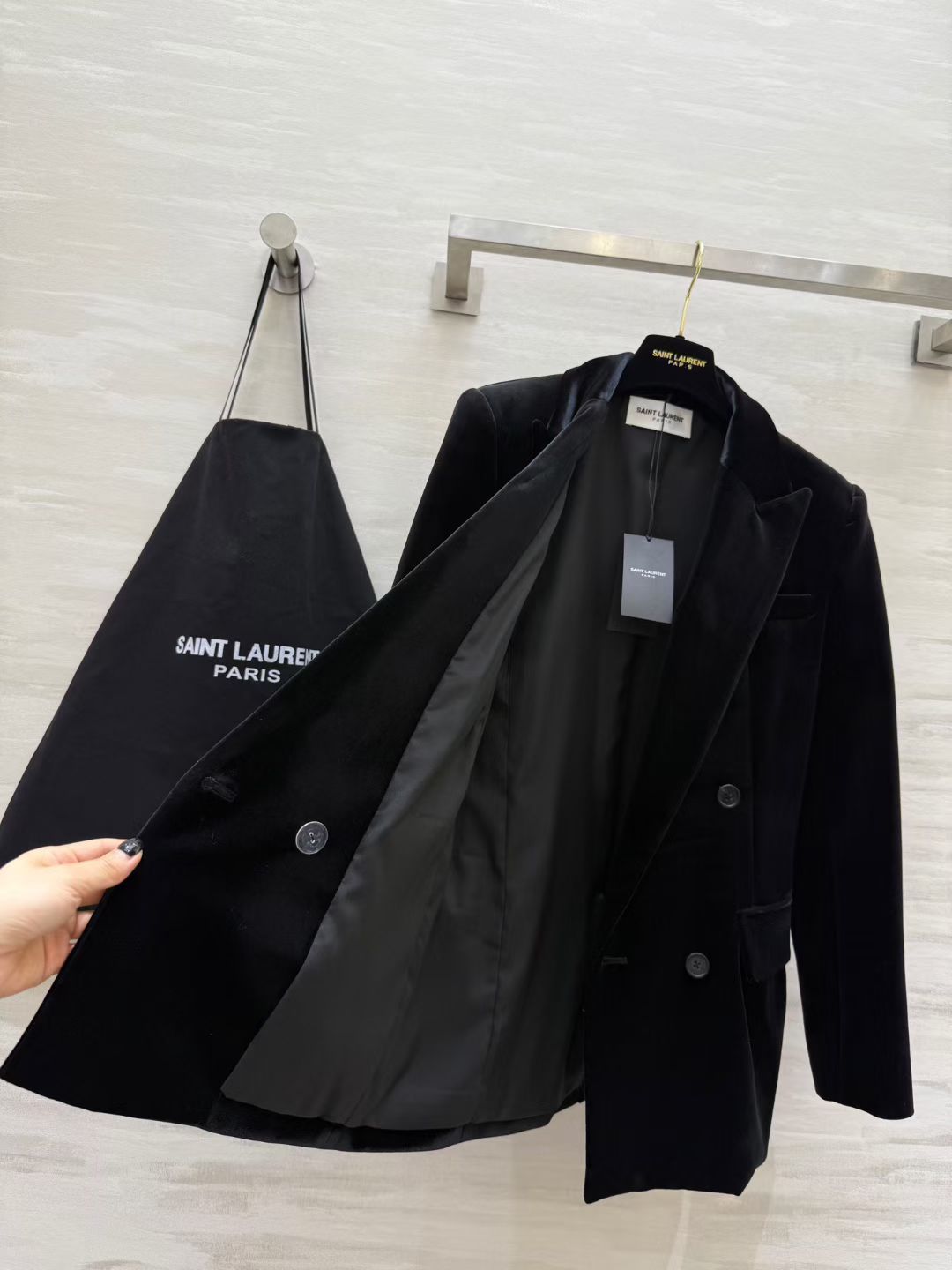 #Saint Lauren♡新款 丝绒西装外套 双排扣+宽大翻领设计 复古摩登感满满!高品质丝绒面料 手感柔软细腻 穿上 #Saint Lauren♡新款 丝绒西装外套 双排扣+宽大翻领设计 复古摩登感满满!高品质丝绒面料 手感柔软细腻 穿上