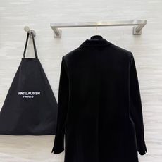 #Saint Lauren♡新款 丝绒西装外套 双排扣+宽大翻领设计 复古摩登感满满!高品质丝绒面料 手感柔软细腻 穿上 #Saint Lauren♡新款 丝绒西装外套 双排扣+宽大翻领设计 复古摩登感满满!高品质丝绒面料 手感柔软细腻 穿上