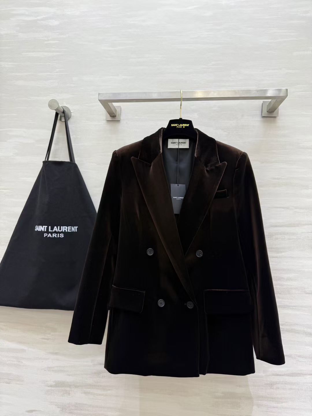 #Saint Lauren♡新款 丝绒西装外套 双排扣+宽大翻领设计 复古摩登感满满!高品质丝绒面料 手感柔软细腻 穿上 #Saint Lauren♡新款 丝绒西装外套 双排扣+宽大翻领设计 复古摩登感满满!高品质丝绒面料 手感柔软细腻 穿上