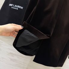 #Saint Lauren♡新款 丝绒西装外套 双排扣+宽大翻领设计 复古摩登感满满!高品质丝绒面料 手感柔软细腻 穿上 #Saint Lauren♡新款 丝绒西装外套 双排扣+宽大翻领设计 复古摩登感满满!高品质丝绒面料 手感柔软细腻 穿上