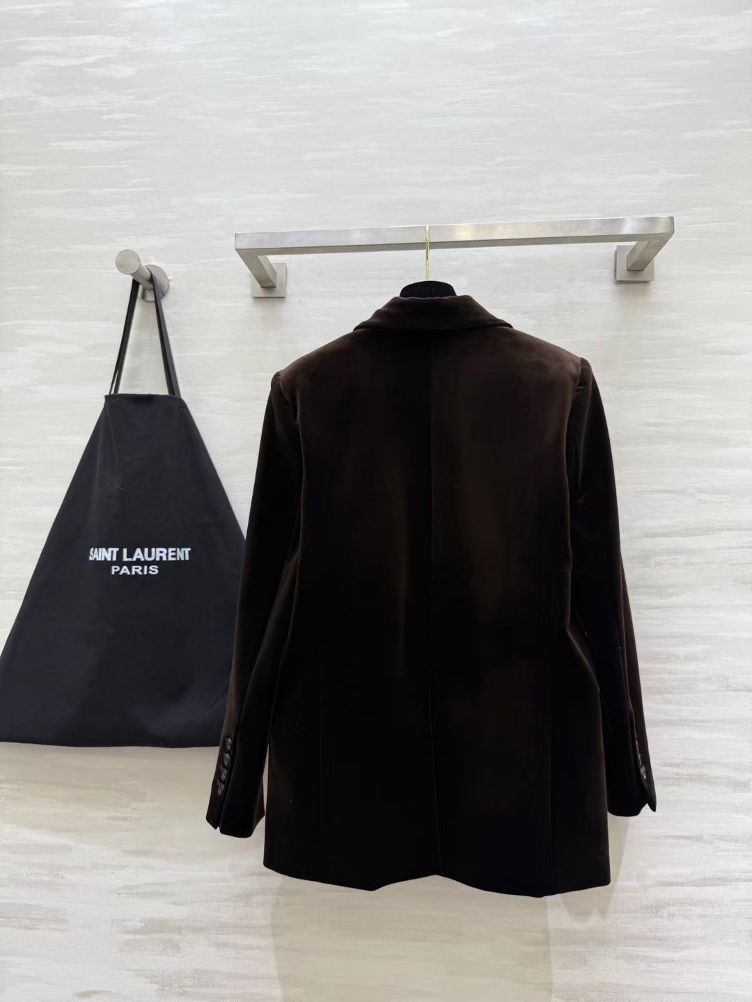 #Saint Lauren♡新款 丝绒西装外套 双排扣+宽大翻领设计 复古摩登感满满!高品质丝绒面料 手感柔软细腻 穿上 #Saint Lauren♡新款 丝绒西装外套 双排扣+宽大翻领设计 复古摩登感满满!高品质丝绒面料 手感柔软细腻 穿上