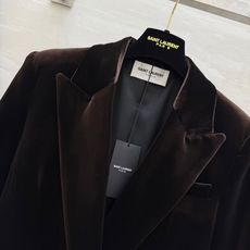 #Saint Lauren♡新款 丝绒西装外套 双排扣+宽大翻领设计 复古摩登感满满!高品质丝绒面料 手感柔软细腻 穿上 #Saint Lauren♡新款 丝绒西装外套 双排扣+宽大翻领设计 复古摩登感满满!高品质丝绒面料 手感柔软细腻 穿上