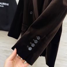 #Saint Lauren♡新款 丝绒西装外套 双排扣+宽大翻领设计 复古摩登感满满!高品质丝绒面料 手感柔软细腻 穿上 #Saint Lauren♡新款 丝绒西装外套 双排扣+宽大翻领设计 复古摩登感满满!高品质丝绒面料 手感柔软细腻 穿上