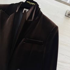 #Saint Lauren♡新款 丝绒西装外套 双排扣+宽大翻领设计 复古摩登感满满!高品质丝绒面料 手感柔软细腻 穿上 #Saint Lauren♡新款 丝绒西装外套 双排扣+宽大翻领设计 复古摩登感满满!高品质丝绒面料 手感柔软细腻 穿上