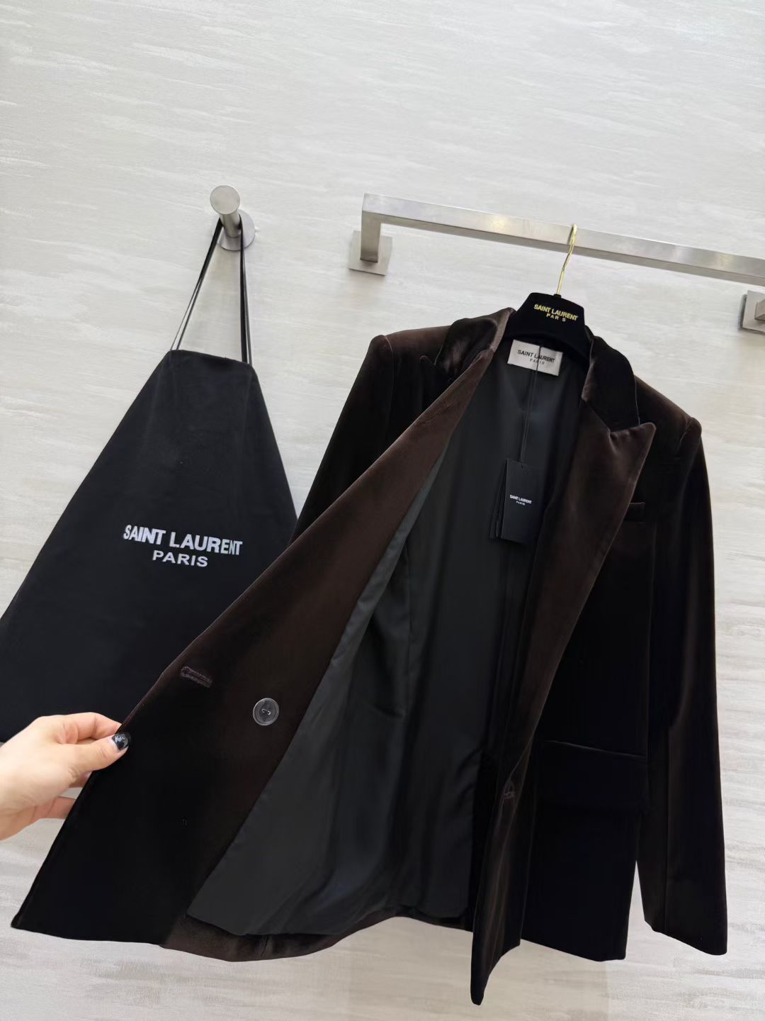 #Saint Lauren♡新款 丝绒西装外套 双排扣+宽大翻领设计 复古摩登感满满!高品质丝绒面料 手感柔软细腻 穿上 #Saint Lauren♡新款 丝绒西装外套 双排扣+宽大翻领设计 复古摩登感满满!高品质丝绒面料 手感柔软细腻 穿上