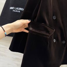 #Saint Lauren♡新款 丝绒西装外套 双排扣+宽大翻领设计 复古摩登感满满!高品质丝绒面料 手感柔软细腻 穿上 #Saint Lauren♡新款 丝绒西装外套 双排扣+宽大翻领设计 复古摩登感满满!高品质丝绒面料 手感柔软细腻 穿上