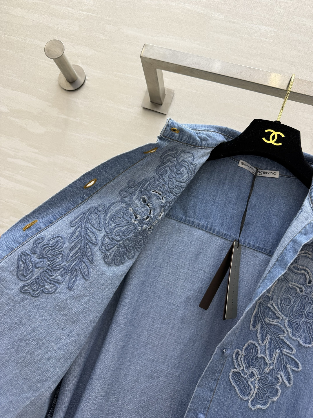 ERMANNO SCERVIN♡²⁶花卉刺绣牛仔衬衫✨柔和水洗浅牛仔 软糯不扎肤 重工镂空花卉刺绣 精致氛围感 宽松落肩