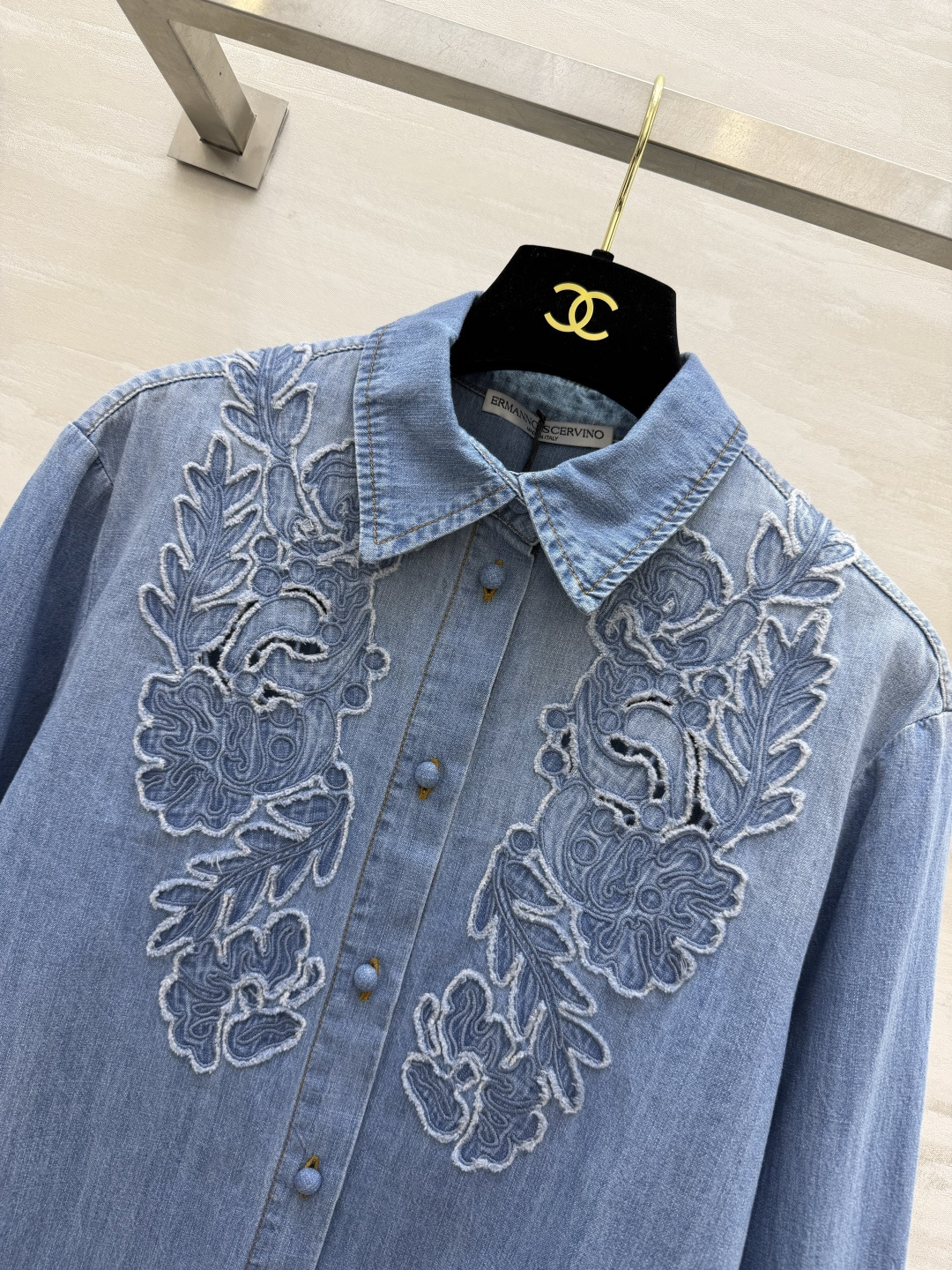 ERMANNO SCERVIN♡²⁶花卉刺绣牛仔衬衫✨柔和水洗浅牛仔 软糯不扎肤 重工镂空花卉刺绣 精致氛围感 宽松落肩