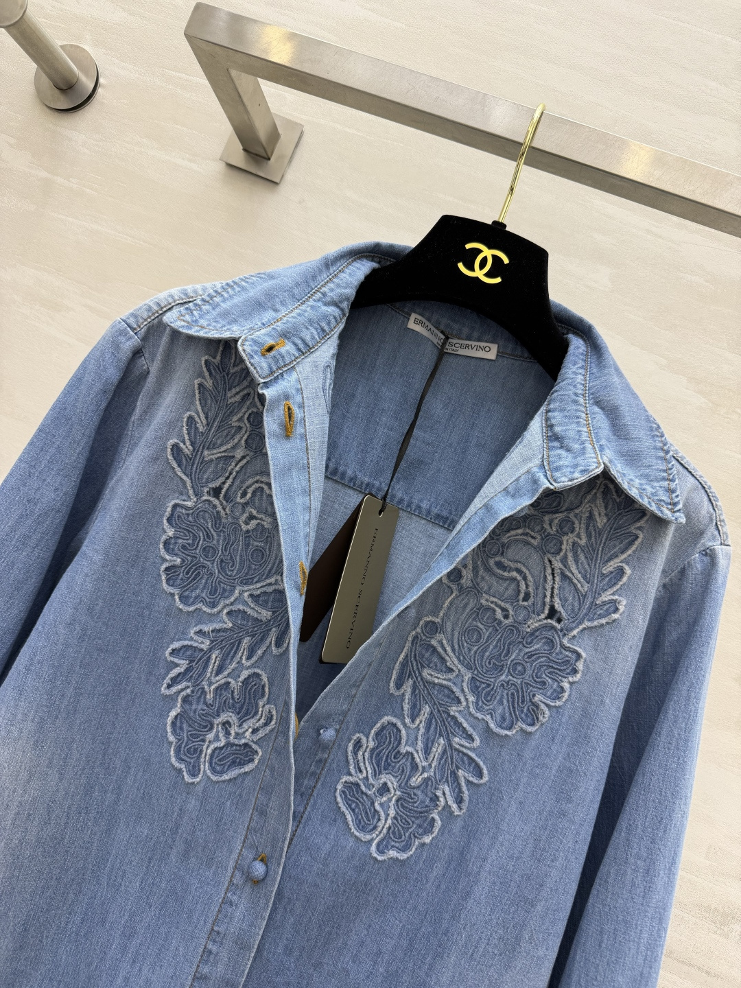 ERMANNO SCERVIN♡²⁶花卉刺绣牛仔衬衫✨柔和水洗浅牛仔 软糯不扎肤 重工镂空花卉刺绣 精致氛围感 宽松落肩