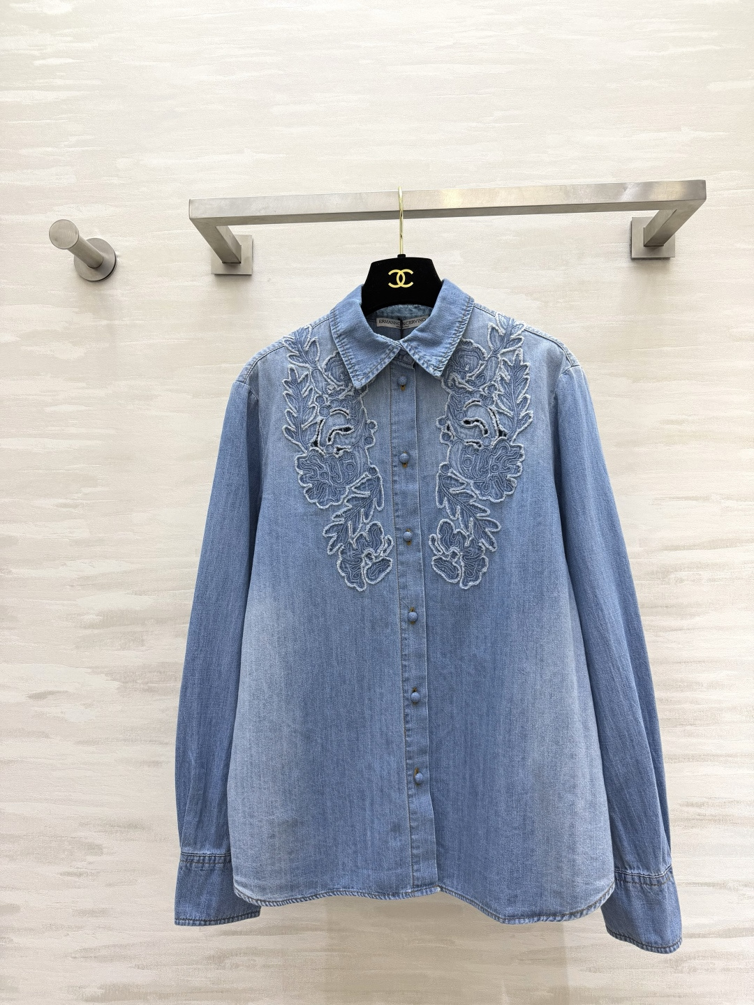 ERMANNO SCERVIN♡²⁶花卉刺绣牛仔衬衫✨柔和水洗浅牛仔 软糯不扎肤 重工镂空花卉刺绣 精致氛围感 宽松落肩