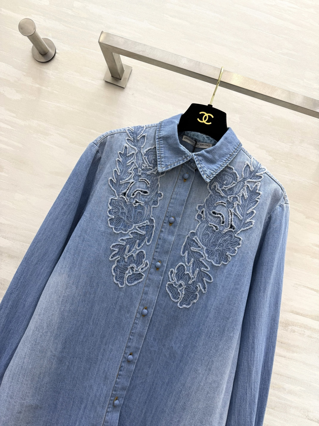 ERMANNO SCERVIN♡²⁶花卉刺绣牛仔衬衫✨柔和水洗浅牛仔 软糯不扎肤 重工镂空花卉刺绣 精致氛围感 宽松落肩