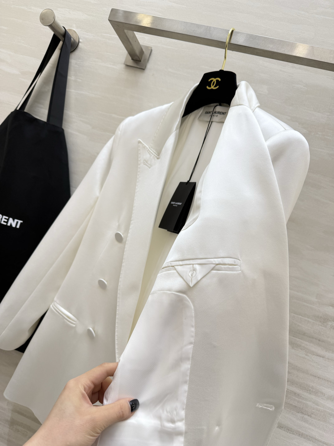#ysl²⁶醋酸缎面双排扣西装 醋酸缎光泽感面料自带高级滤镜 垂顺又挺括 经典双排扣+平驳领设计 利落又显气场 白色干净 #ysl²⁶醋酸缎面双排扣西装 醋酸缎光泽感面料自带高级滤镜 垂顺又挺括 经典双排扣+平驳领设计 利落又显气场 白色干净