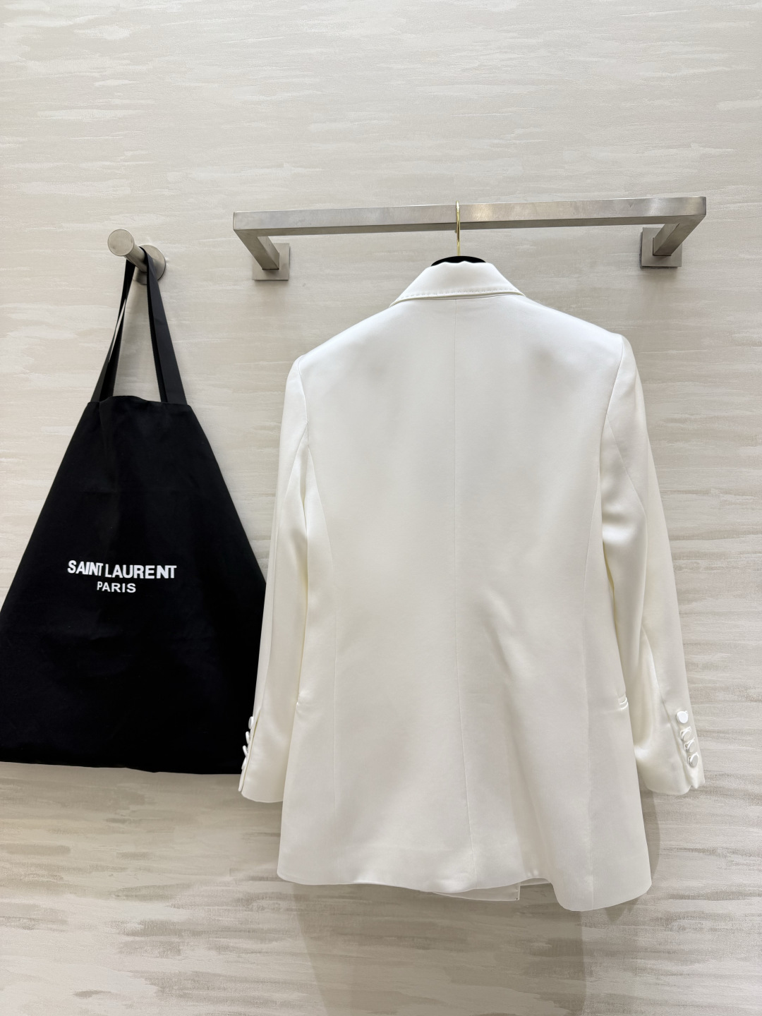 #ysl²⁶醋酸缎面双排扣西装 醋酸缎光泽感面料自带高级滤镜 垂顺又挺括 经典双排扣+平驳领设计 利落又显气场 白色干净 #ysl²⁶醋酸缎面双排扣西装 醋酸缎光泽感面料自带高级滤镜 垂顺又挺括 经典双排扣+平驳领设计 利落又显气场 白色干净