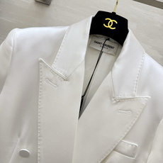 #ysl²⁶醋酸缎面双排扣西装 醋酸缎光泽感面料自带高级滤镜 垂顺又挺括 经典双排扣+平驳领设计 利落又显气场 白色干净 #ysl²⁶醋酸缎面双排扣西装 醋酸缎光泽感面料自带高级滤镜 垂顺又挺括 经典双排扣+平驳领设计 利落又显气场 白色干净