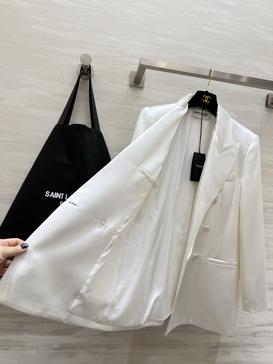 #ysl²⁶醋酸缎面双排扣西装 醋酸缎光泽感面料自带高级滤镜 垂顺又挺括 经典双排扣+平驳领设计 利落又显气场 白色干净 #ysl²⁶醋酸缎面双排扣西装 醋酸缎光泽感面料自带高级滤镜 垂顺又挺括 经典双排扣+平驳领设计 利落又显气场 白色干净