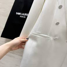 #ysl²⁶醋酸缎面双排扣西装 醋酸缎光泽感面料自带高级滤镜 垂顺又挺括 经典双排扣+平驳领设计 利落又显气场 白色干净 #ysl²⁶醋酸缎面双排扣西装 醋酸缎光泽感面料自带高级滤镜 垂顺又挺括 经典双排扣+平驳领设计 利落又显气场 白色干净