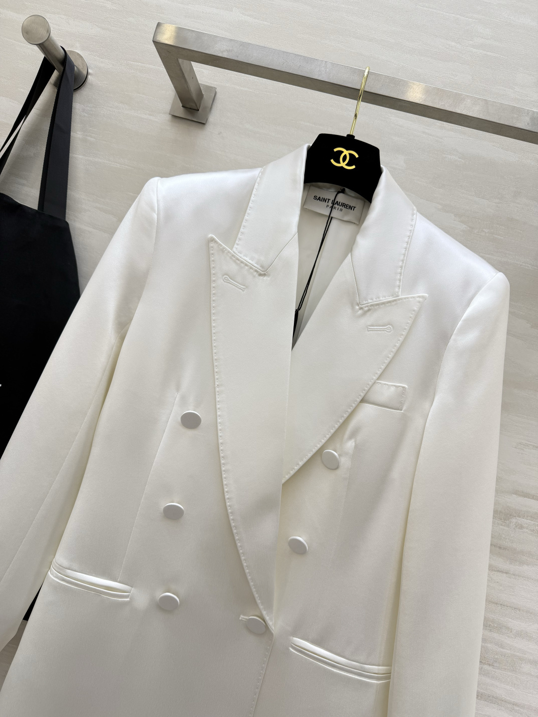 #ysl²⁶醋酸缎面双排扣西装 醋酸缎光泽感面料自带高级滤镜 垂顺又挺括 经典双排扣+平驳领设计 利落又显气场 白色干净 #ysl²⁶醋酸缎面双排扣西装 醋酸缎光泽感面料自带高级滤镜 垂顺又挺括 经典双排扣+平驳领设计 利落又显气场 白色干净