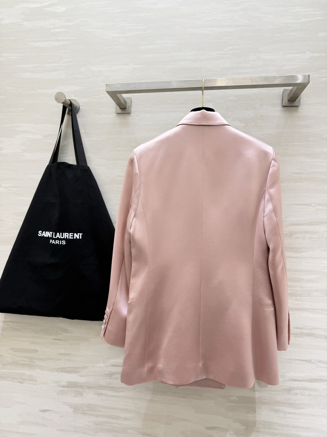 #ysl²⁶醋酸缎面双排扣西装 醋酸缎光泽感面料自带高级滤镜 垂顺又挺括 经典双排扣+平驳领设计 利落又显气场 白色干净