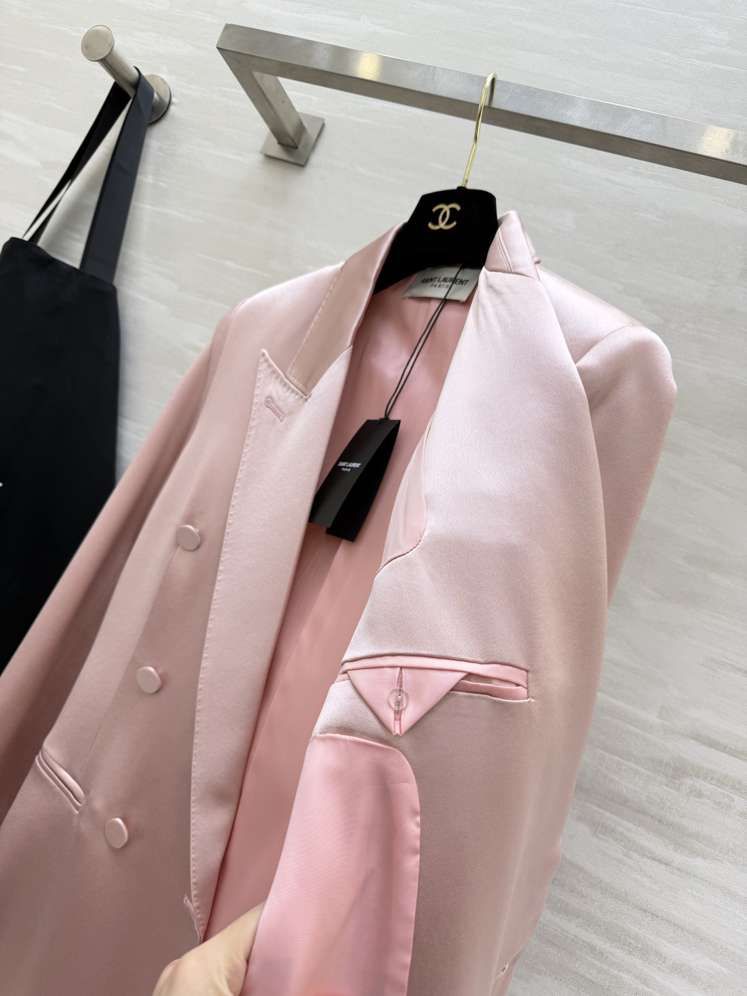 #ysl²⁶醋酸缎面双排扣西装 醋酸缎光泽感面料自带高级滤镜 垂顺又挺括 经典双排扣+平驳领设计 利落又显气场 白色干净
