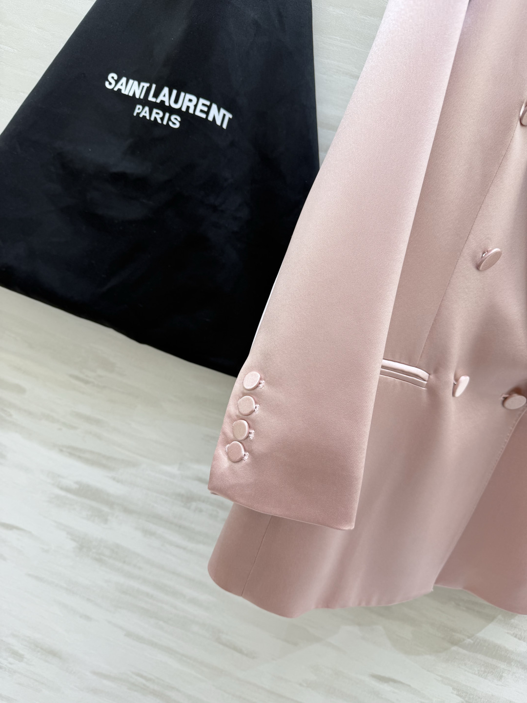 #ysl²⁶醋酸缎面双排扣西装 醋酸缎光泽感面料自带高级滤镜 垂顺又挺括 经典双排扣+平驳领设计 利落又显气场 白色干净