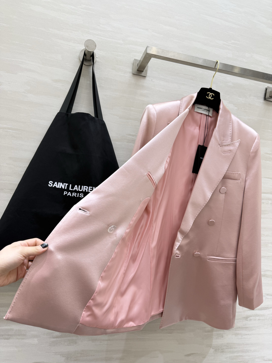 #ysl²⁶醋酸缎面双排扣西装 醋酸缎光泽感面料自带高级滤镜 垂顺又挺括 经典双排扣+平驳领设计 利落又显气场 白色干净