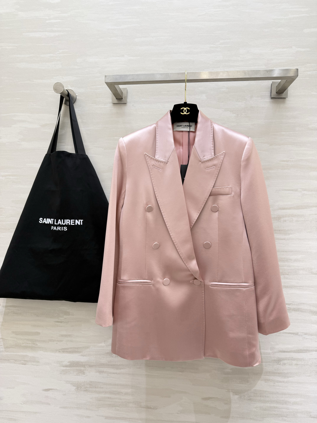 #ysl²⁶醋酸缎面双排扣西装 醋酸缎光泽感面料自带高级滤镜 垂顺又挺括 经典双排扣+平驳领设计 利落又显气场 白色干净