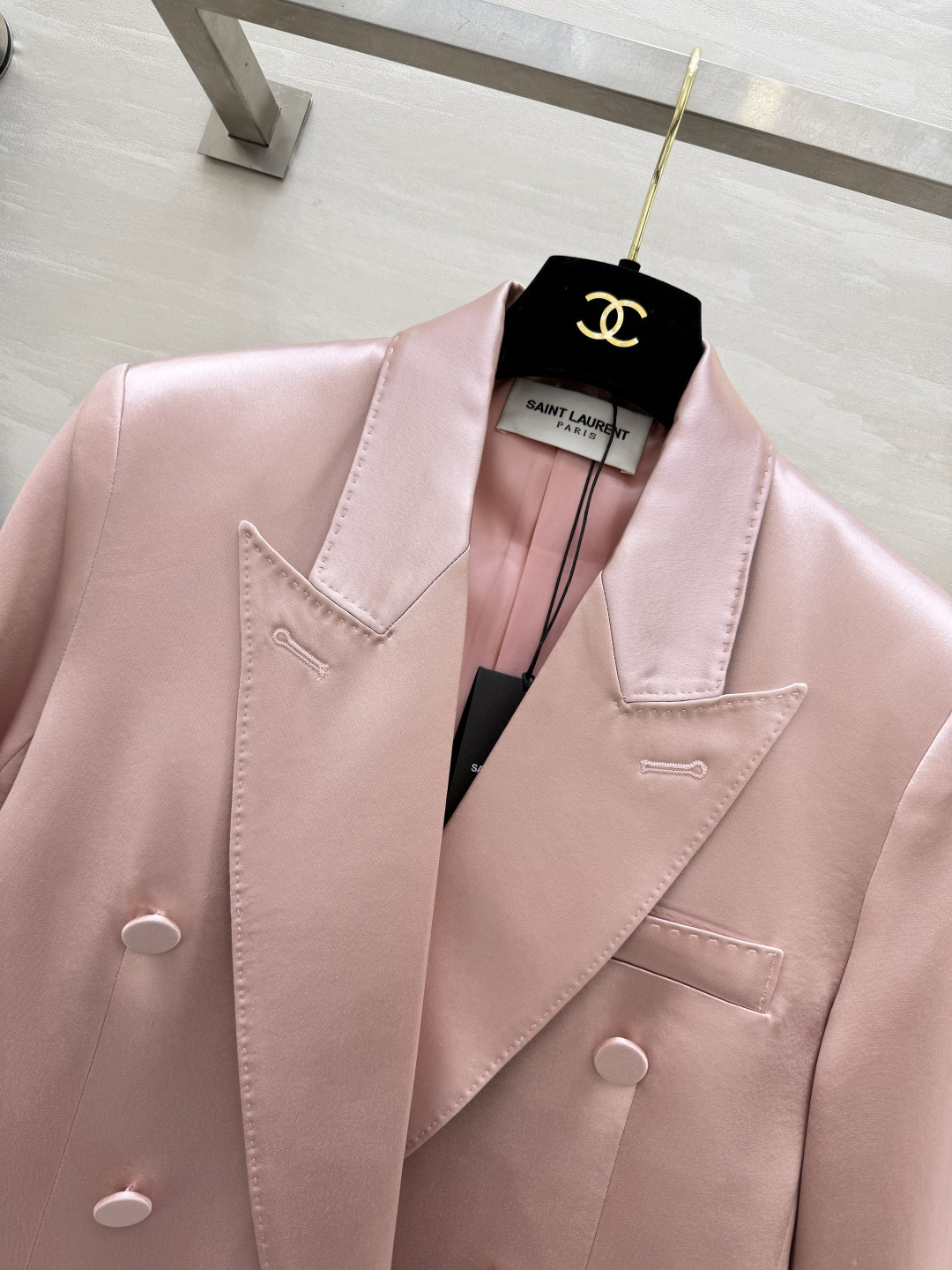 #ysl²⁶醋酸缎面双排扣西装 醋酸缎光泽感面料自带高级滤镜 垂顺又挺括 经典双排扣+平驳领设计 利落又显气场 白色干净