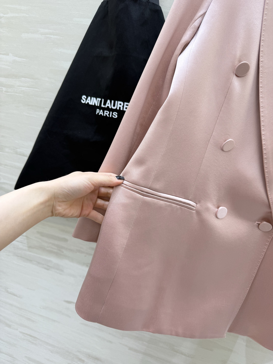 #ysl²⁶醋酸缎面双排扣西装 醋酸缎光泽感面料自带高级滤镜 垂顺又挺括 经典双排扣+平驳领设计 利落又显气场 白色干净