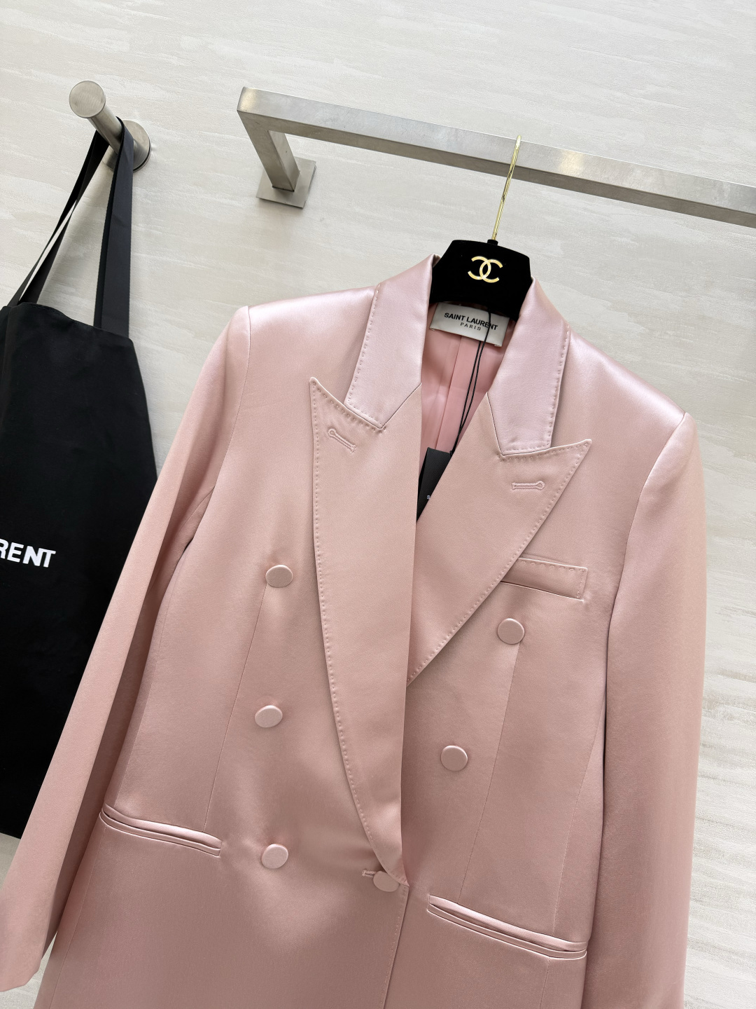 #ysl²⁶醋酸缎面双排扣西装 醋酸缎光泽感面料自带高级滤镜 垂顺又挺括 经典双排扣+平驳领设计 利落又显气场 白色干净