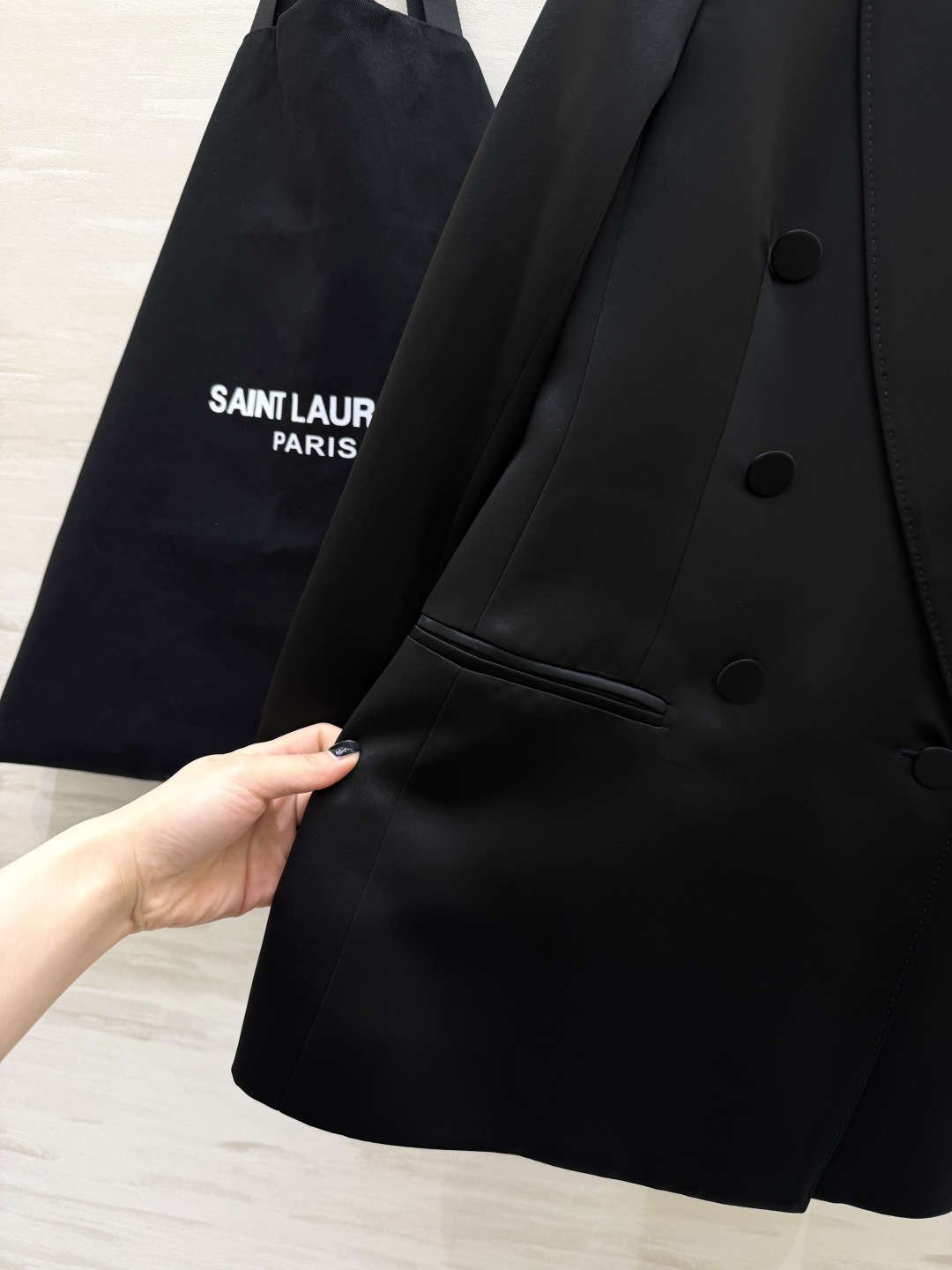 #ysl²⁶醋酸缎面双排扣西装 醋酸缎光泽感面料自带高级滤镜 垂顺又挺括 经典双排扣+平驳领设计 利落又显气场 白色干净