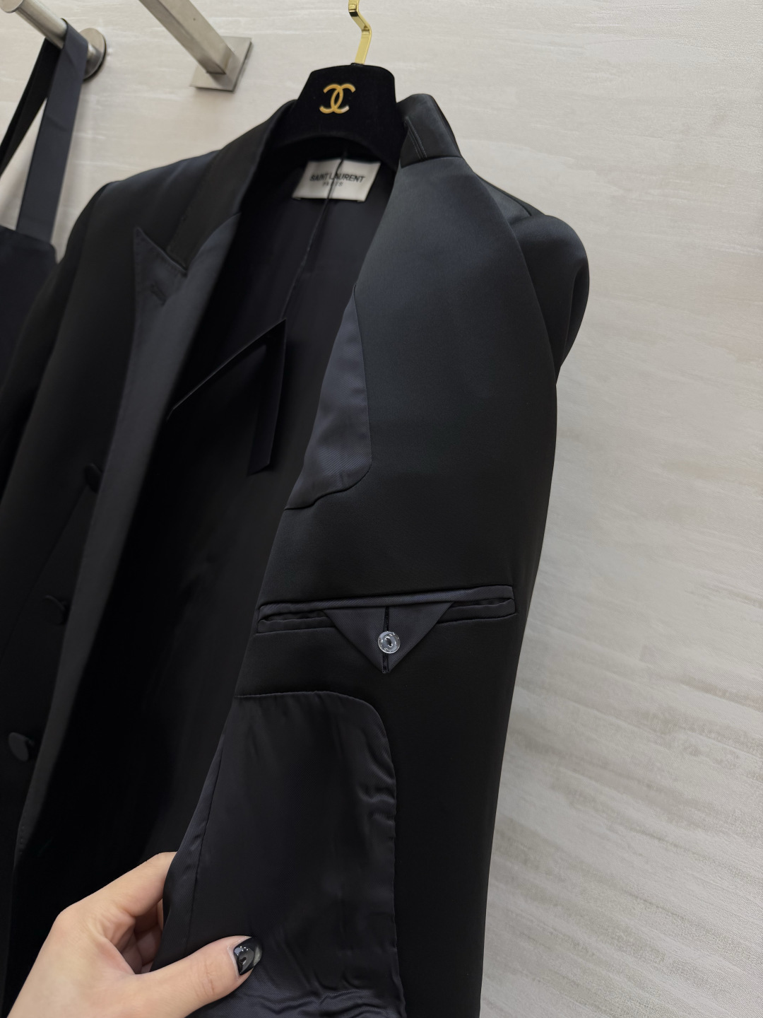 #ysl²⁶醋酸缎面双排扣西装 醋酸缎光泽感面料自带高级滤镜 垂顺又挺括 经典双排扣+平驳领设计 利落又显气场 白色干净