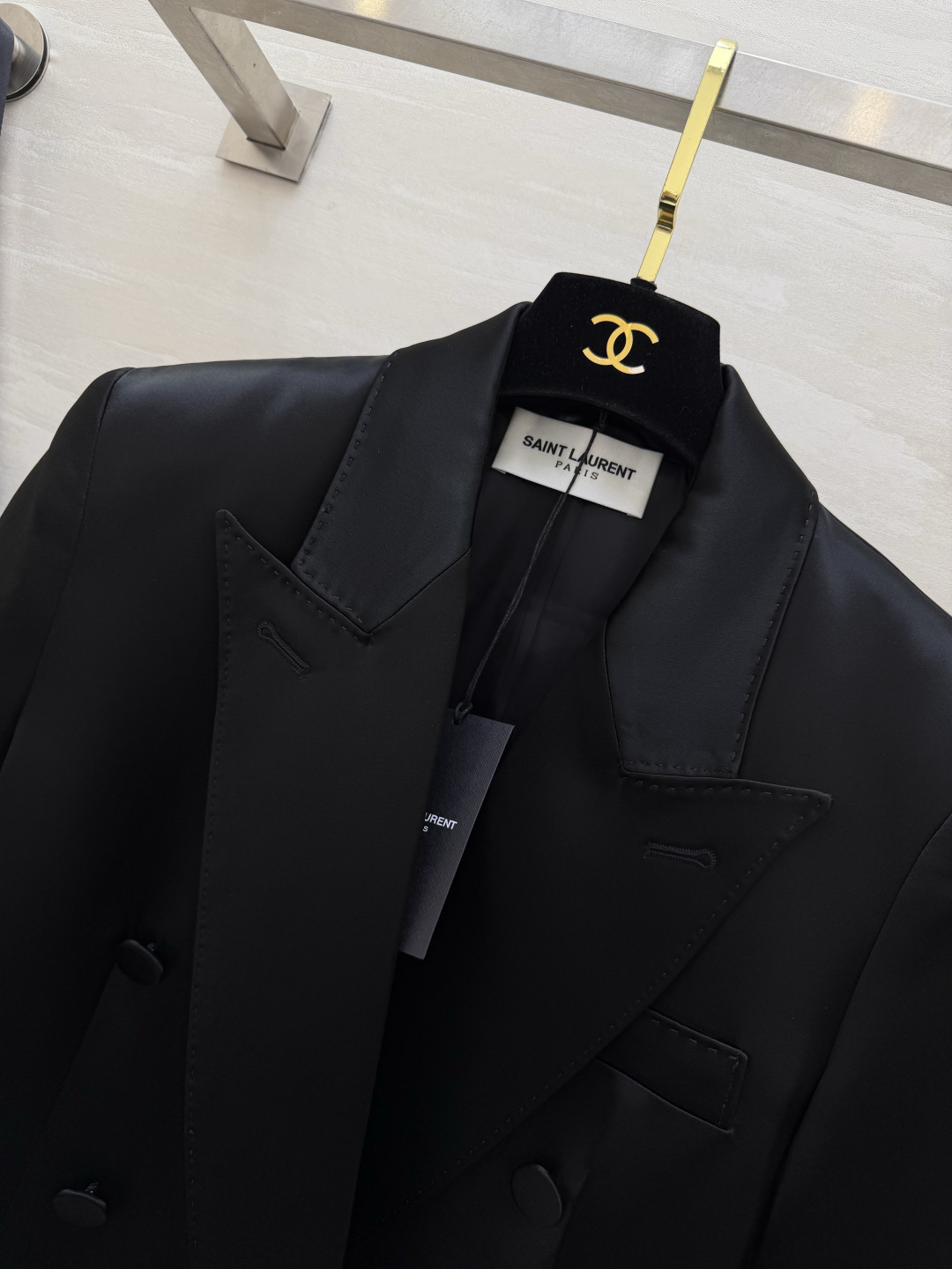 #ysl²⁶醋酸缎面双排扣西装 醋酸缎光泽感面料自带高级滤镜 垂顺又挺括 经典双排扣+平驳领设计 利落又显气场 白色干净