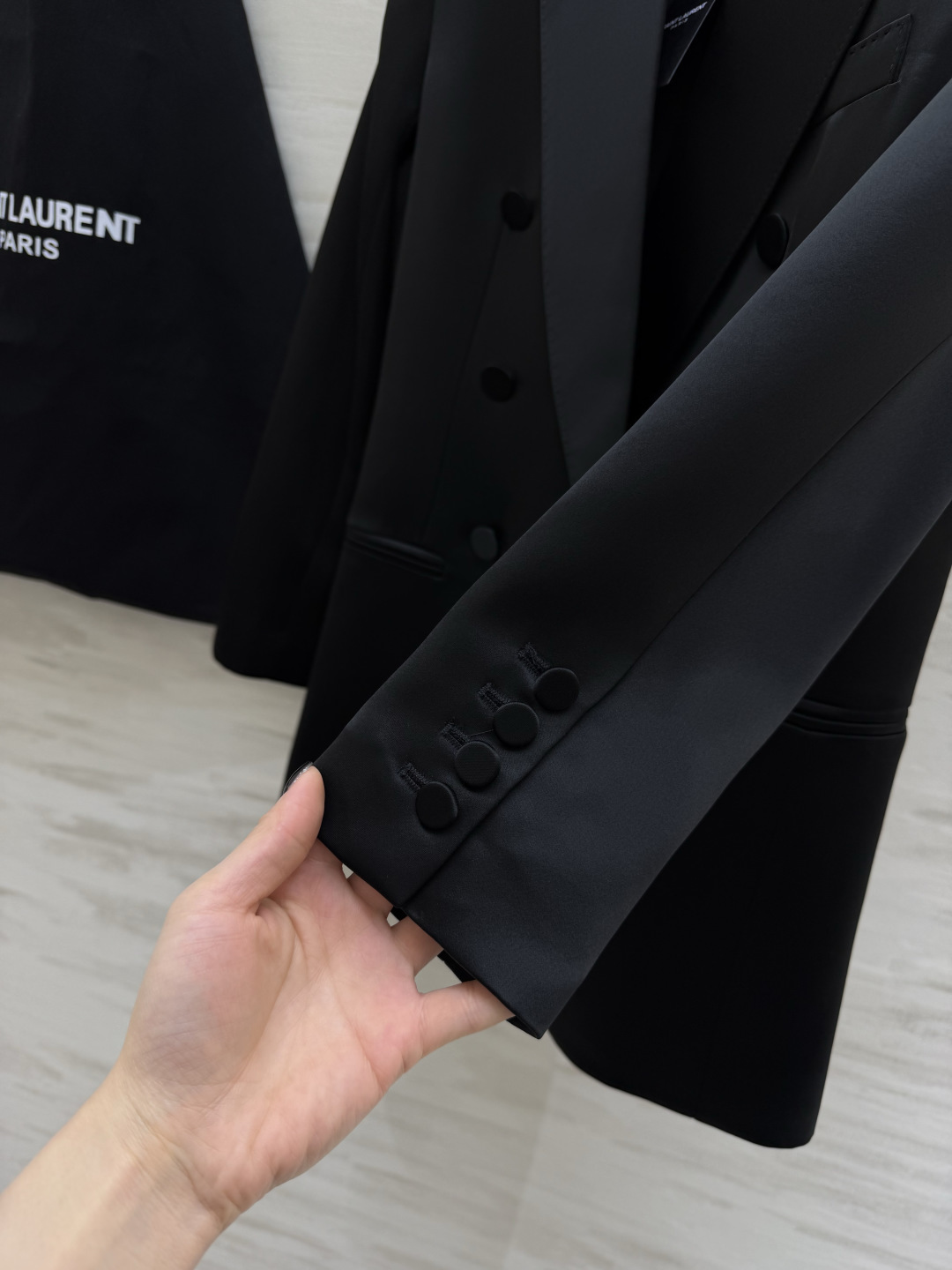 #ysl²⁶醋酸缎面双排扣西装 醋酸缎光泽感面料自带高级滤镜 垂顺又挺括 经典双排扣+平驳领设计 利落又显气场 白色干净