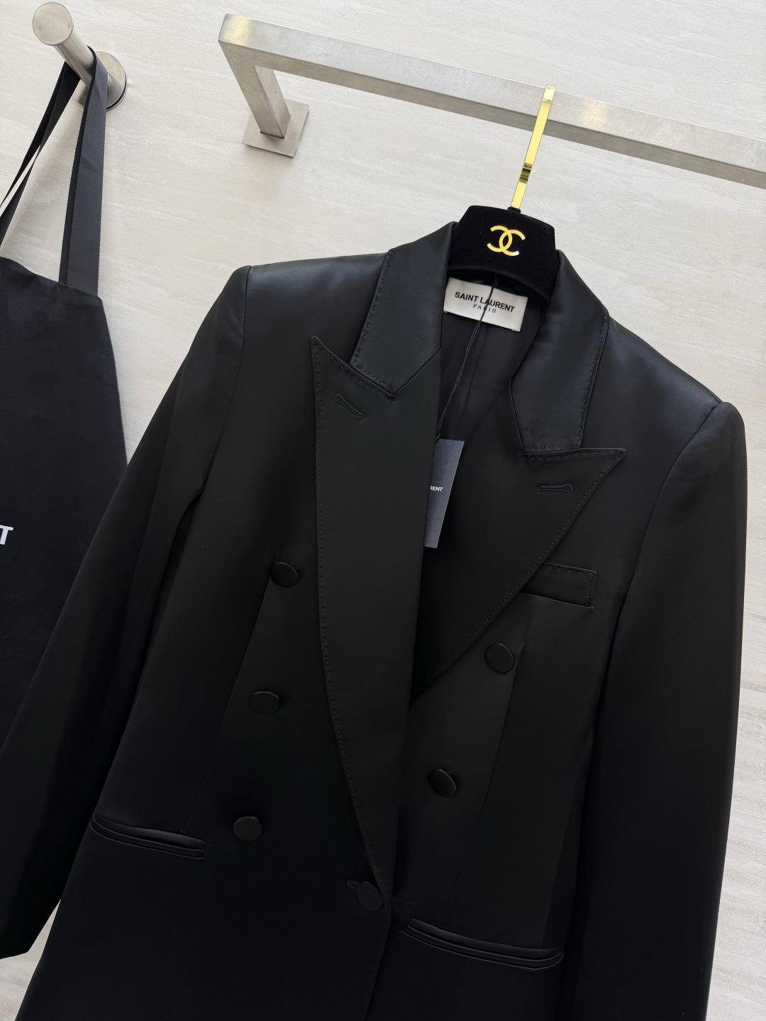 #ysl²⁶醋酸缎面双排扣西装 醋酸缎光泽感面料自带高级滤镜 垂顺又挺括 经典双排扣+平驳领设计 利落又显气场 白色干净