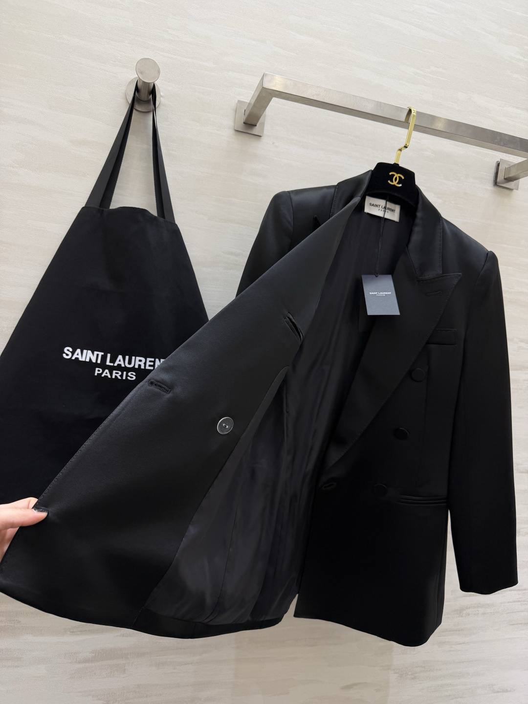 #ysl²⁶醋酸缎面双排扣西装 醋酸缎光泽感面料自带高级滤镜 垂顺又挺括 经典双排扣+平驳领设计 利落又显气场 白色干净