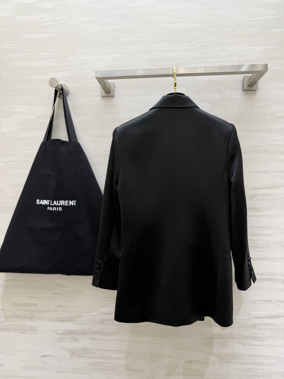 #ysl²⁶醋酸缎面双排扣西装 醋酸缎光泽感面料自带高级滤镜 垂顺又挺括 经典双排扣+平驳领设计 利落又显气场 白色干净