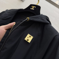 Lvvv²⁶连帽风衣|低调黑金封神款 五金拉链、老花皮扣细节拉满 品牌辨识度藏在设计里 腰部抽绳自由调节版型 宽松藏肉不 Lvvv²⁶连帽风衣|低调黑金封神款 五金拉链、老花皮扣细节拉满 品牌辨识度藏在设计里 腰部抽绳自由调节版型 宽松藏肉不