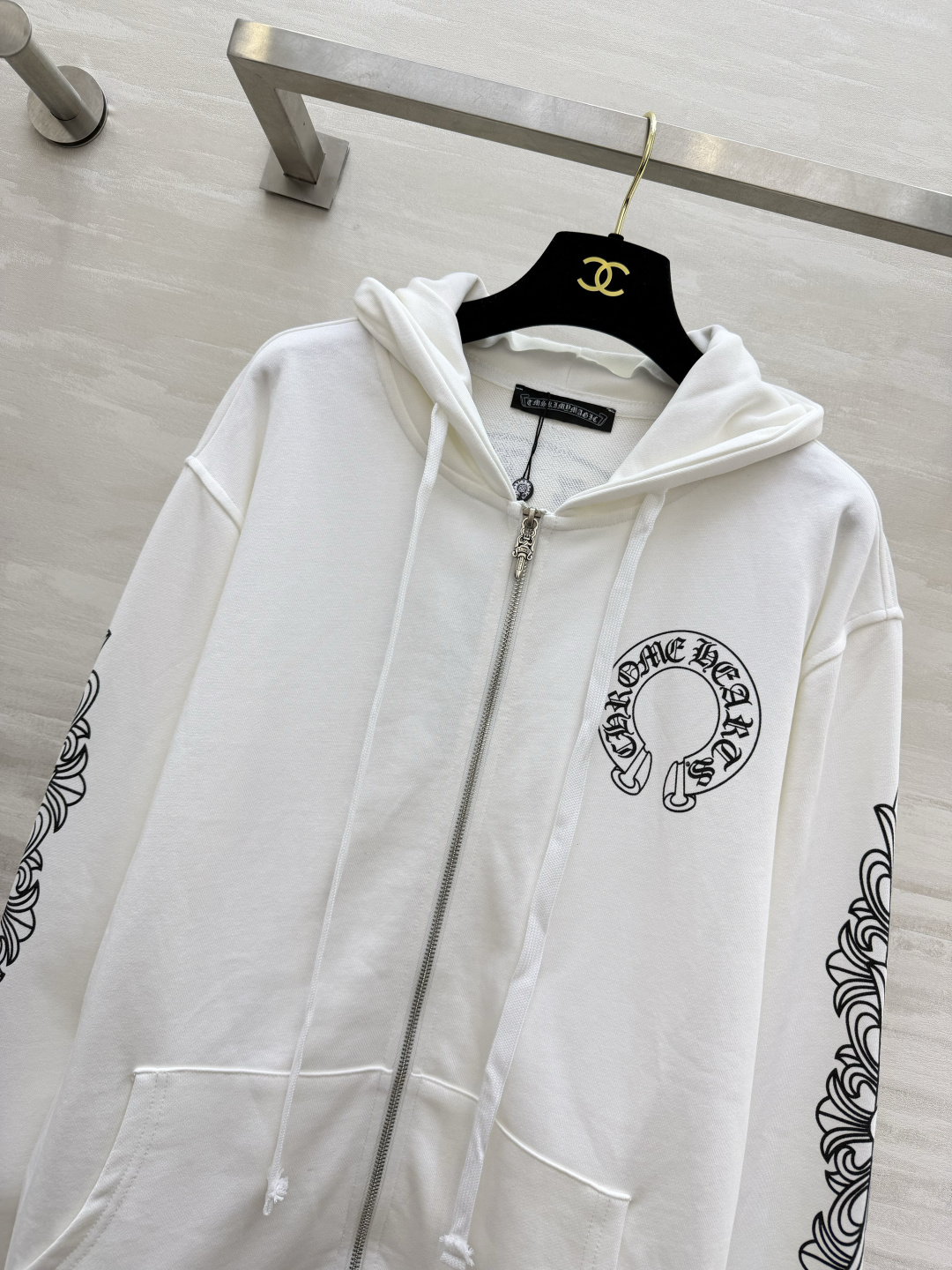 Chrome Hearts马蹄拉链连帽卫衣外套 经典马蹄大印花 前后双印花设计 双侧藤蔓袖印花 潮感十足 重磅纯棉毛圈 Chrome Hearts马蹄拉链连帽卫衣外套 经典马蹄大印花 前后双印花设计 双侧藤蔓袖印花 潮感十足 重磅纯棉毛圈