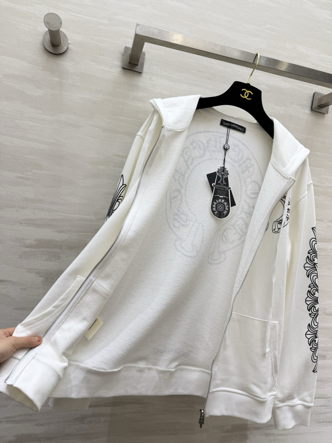 Chrome Hearts马蹄拉链连帽卫衣外套 经典马蹄大印花 前后双印花设计 双侧藤蔓袖印花 潮感十足 重磅纯棉毛圈 Chrome Hearts马蹄拉链连帽卫衣外套 经典马蹄大印花 前后双印花设计 双侧藤蔓袖印花 潮感十足 重磅纯棉毛圈