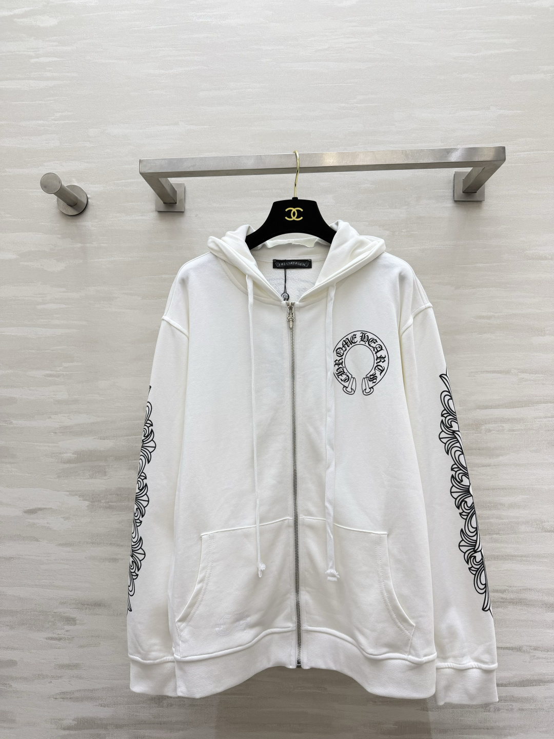 Chrome Hearts马蹄拉链连帽卫衣外套 经典马蹄大印花 前后双印花设计 双侧藤蔓袖印花 潮感十足 重磅纯棉毛圈 Chrome Hearts马蹄拉链连帽卫衣外套 经典马蹄大印花 前后双印花设计 双侧藤蔓袖印花 潮感十足 重磅纯棉毛圈