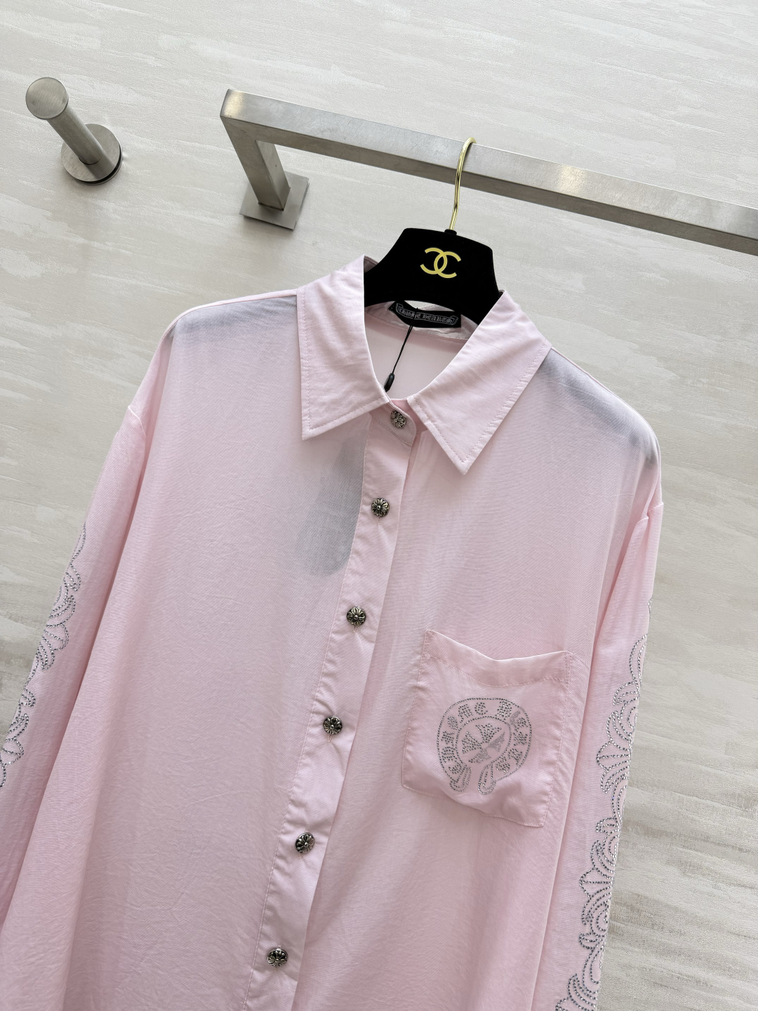 克罗心²⁶烫钻马蹄衬衫|白粉双色温柔天花板 全身满幅高温烫钻 阳光下细闪高级不浮夸 正面口袋小马蹄烫钻 单侧手臂藤蔓钻纹 克罗心²⁶烫钻马蹄衬衫|白粉双色温柔天花板 全身满幅高温烫钻 阳光下细闪高级不浮夸 正面口袋小马蹄烫钻 单侧手臂藤蔓钻纹
