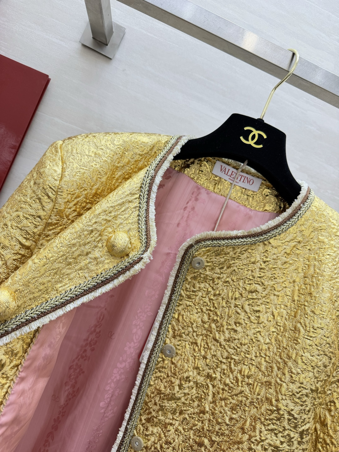 Valentin²⁶鎏金外套|贵气千金专属 整块鎏金肌理面料 自带柔光贵气 光线底下质感绝美 圆领无领版型 精致撞色毛须 Valentin²⁶鎏金外套|贵气千金专属 整块鎏金肌理面料 自带柔光贵气 光线底下质感绝美 圆领无领版型 精致撞色毛须