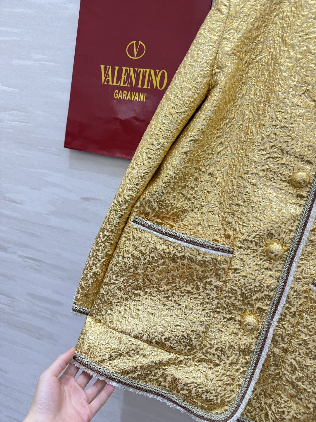 Valentin²⁶鎏金外套|贵气千金专属 整块鎏金肌理面料 自带柔光贵气 光线底下质感绝美 圆领无领版型 精致撞色毛须 Valentin²⁶鎏金外套|贵气千金专属 整块鎏金肌理面料 自带柔光贵气 光线底下质感绝美 圆领无领版型 精致撞色毛须