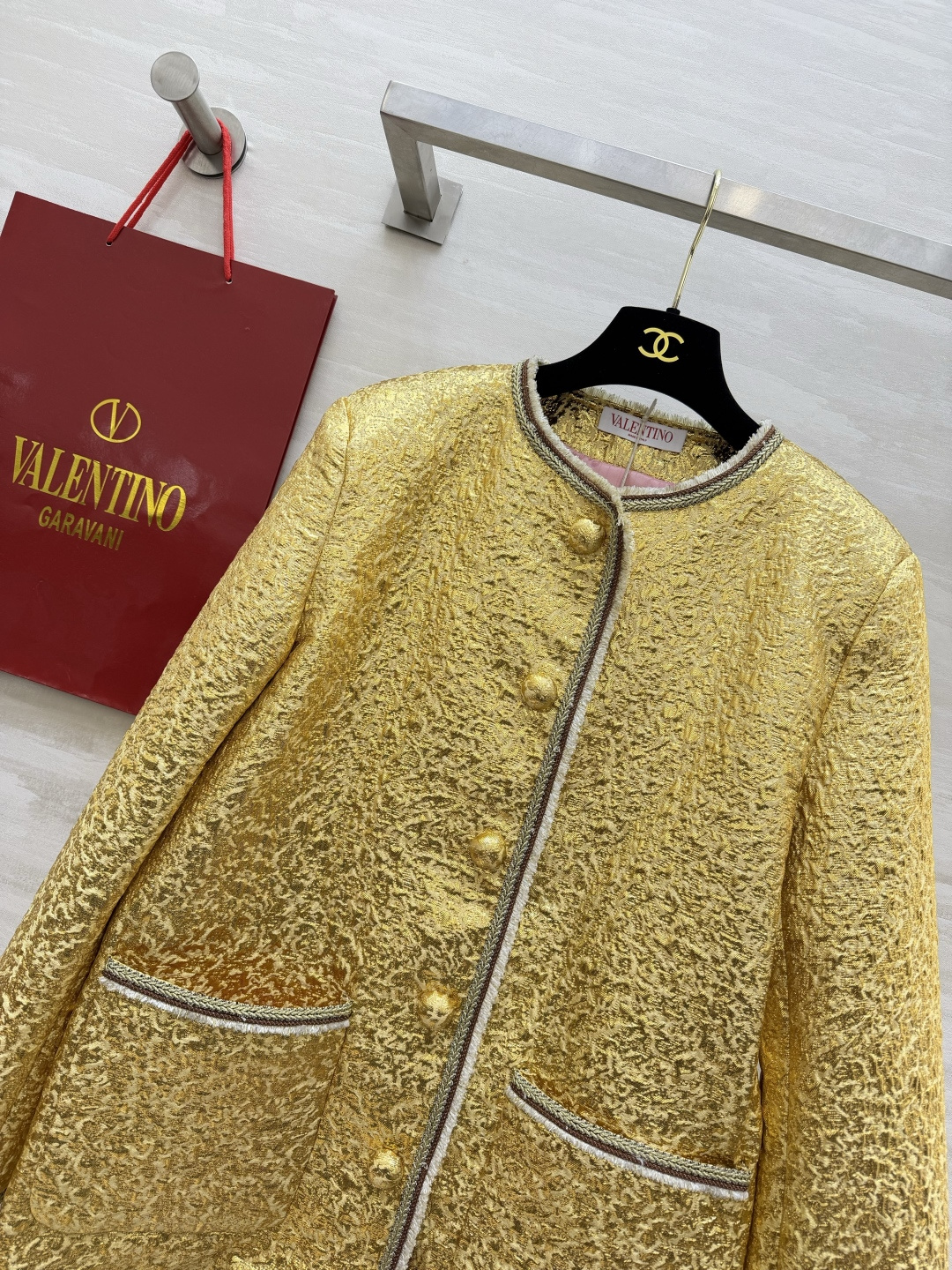 Valentin²⁶鎏金外套|贵气千金专属 整块鎏金肌理面料 自带柔光贵气 光线底下质感绝美 圆领无领版型 精致撞色毛须 Valentin²⁶鎏金外套|贵气千金专属 整块鎏金肌理面料 自带柔光贵气 光线底下质感绝美 圆领无领版型 精致撞色毛须